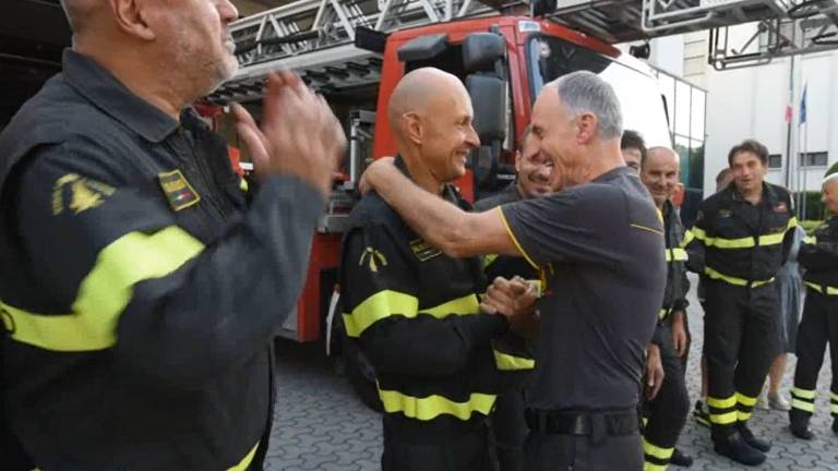 Forlì, vigile del fuoco va in pensione: il saluto dei colleghi Forlì, vigile del fuoco va in pensione: il saluto dei colleghi