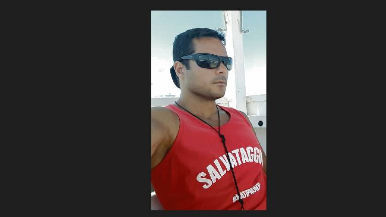 Rimini, 5 scariche di defibrillatore: Così abbiamo salvato la signora al mare Rimini, 5 scariche di defibrillatore: Così abbiamo salvato la signora al mare