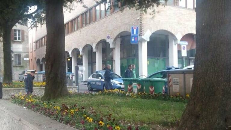 In 5 si azzuffano vicino al cantiere delle Tre Piazze a Cesena In 5 si azzuffano vicino al cantiere delle Tre Piazze a Cesena