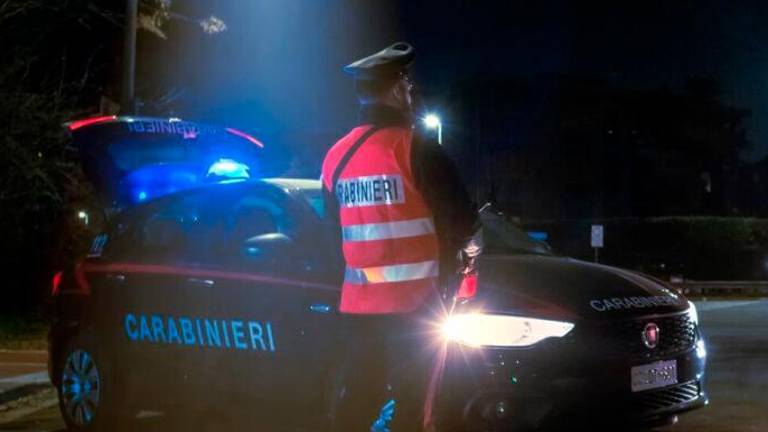 Castel Bolognese, colpito da espulsione, gira di notte per il paese con un grosso coltello da cucina: 34enne denunciato Castel Bolognese, colpito da espulsione, gira di notte per il paese con un grosso coltello da cucina: 34enne denunciato