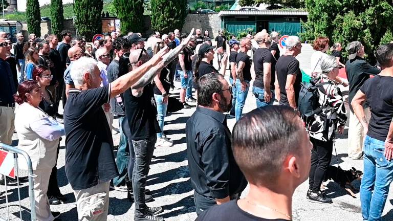Predappio, nostalgici per il compleanno di Mussolini. In tre fanno il saluto romano VIDEO Predappio, nostalgici per il compleanno di Mussolini. In tre fanno il saluto romano VIDEO