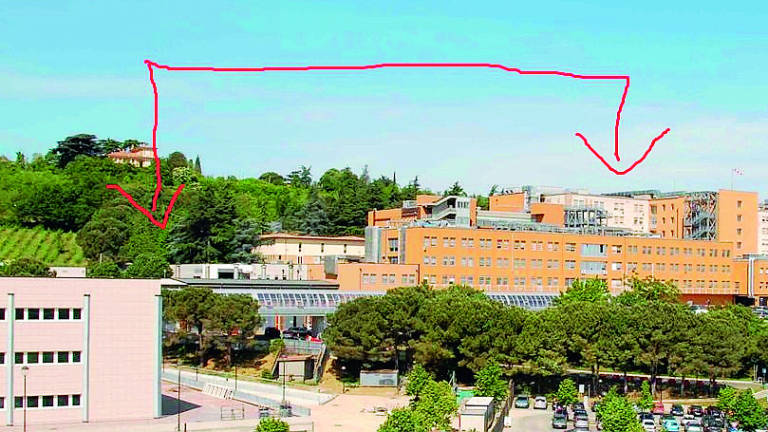 Cesena, trasloco con l'elicottero per spostare macchinari all'ospedale Cesena, trasloco con l'elicottero per spostare macchinari all'ospedale