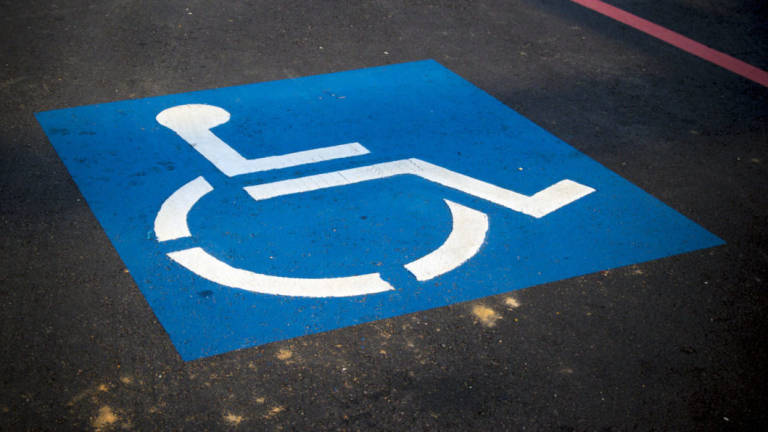 Cattolica, lavori in piazza Roosevelt: ecco la rampa per i disabili Cattolica, lavori in piazza Roosevelt: ecco la rampa per i disabili