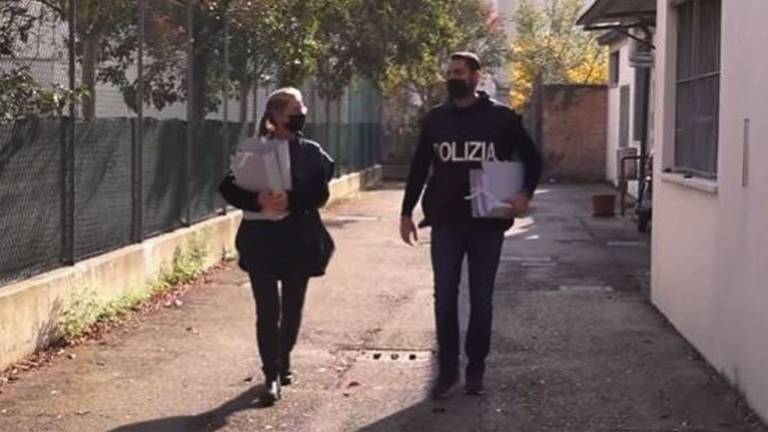 Ravenna, false vaccinazioni per il Green Pass, medico arrestato, indagato poliziotto VIDEO Ravenna, false vaccinazioni per il Green Pass, medico arrestato, indagato poliziotto VIDEO