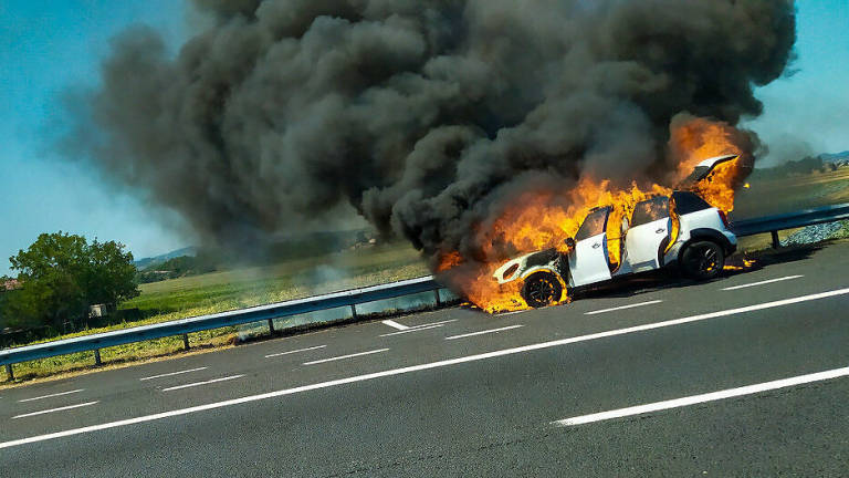 Gatteo: Mini a fuoco vicino al casello Rubicone dell'A14 Gatteo: Mini a fuoco vicino al casello Rubicone dell'A14