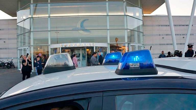 Rimini, con l’uncino metallico per rubare vestiti alle Befane: arrestato in flagranza Rimini, con l’uncino metallico per rubare vestiti alle Befane: arrestato in flagranza
