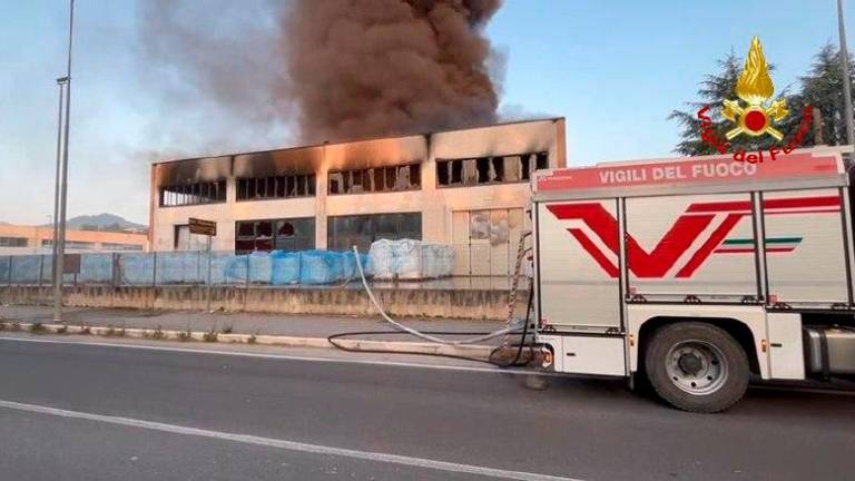 Mercato Saraceno, incendio e aria insalubre: evacuate due famiglie dalla frazione di Cella VIDEO Mercato Saraceno, incendio e aria insalubre: evacuate due famiglie dalla frazione di Cella VIDEO