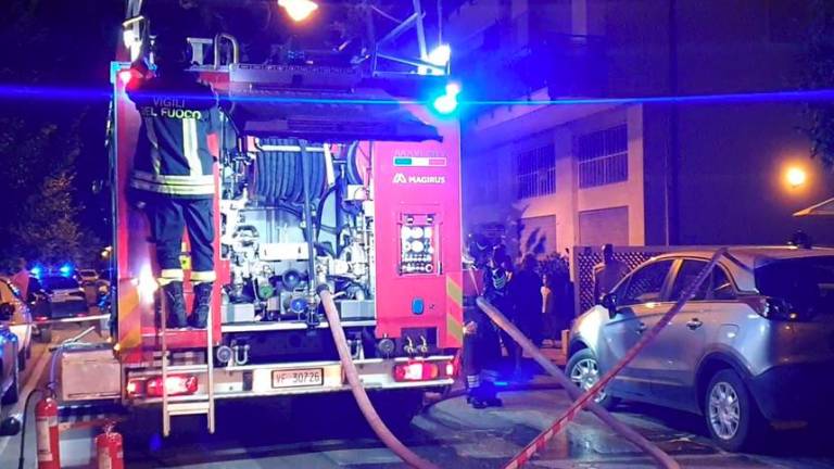 Rimini. Incendio di notte in un hotel. IL VIDEO Rimini. Incendio di notte in un hotel. IL VIDEO