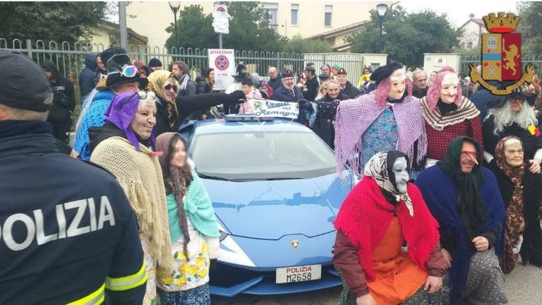 Forlì, anche la Lamborghini della Polizia per la Befana della coop Babini Forlì, anche la Lamborghini della Polizia per la Befana della coop Babini