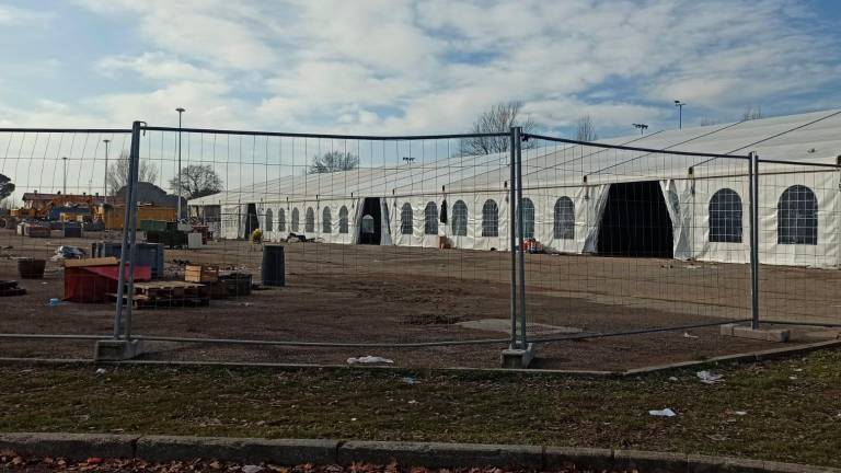 Le operazioni ieri di smantellamento del grande mercatino Le operazioni ieri di smantellamento del grande mercatino