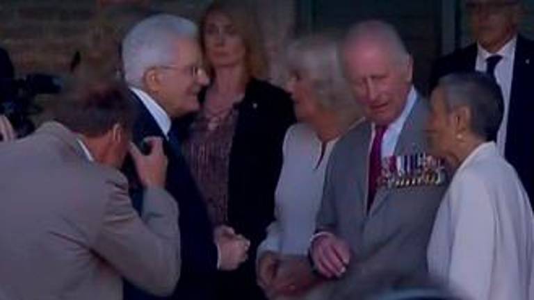 Ravenna, prima lo storico incontro tra Mattarella e i reali inglesi, poi il lungo applauso in consiglio comunale Ravenna, prima lo storico incontro tra Mattarella e i reali inglesi, poi il lungo applauso in consiglio comunale
