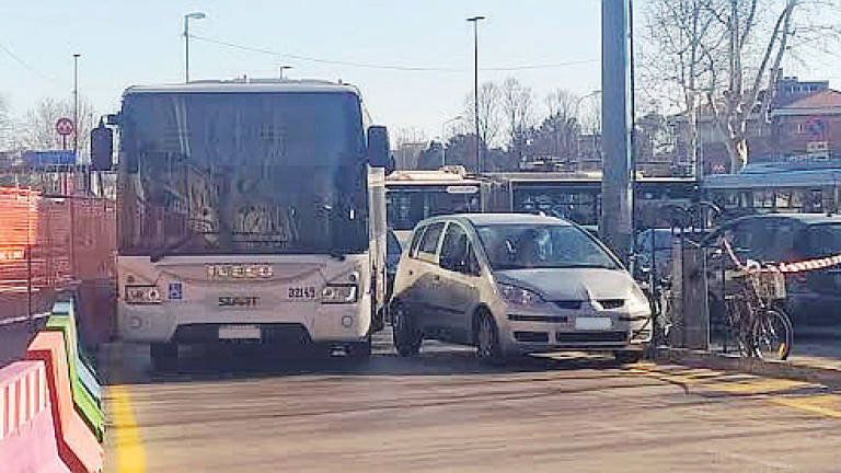 Parcheggio selvaggio davanti alla stazione di Rimini: blocca bus e traffico Parcheggio selvaggio davanti alla stazione di Rimini: blocca bus e traffico