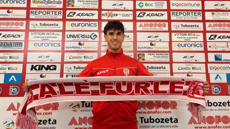 Il difensore Federico Motti posa sorridente con la sciarpa del Forlì (foto FC FORLI’) Il difensore Federico Motti posa sorridente con la sciarpa del Forlì (foto FC FORLI’)