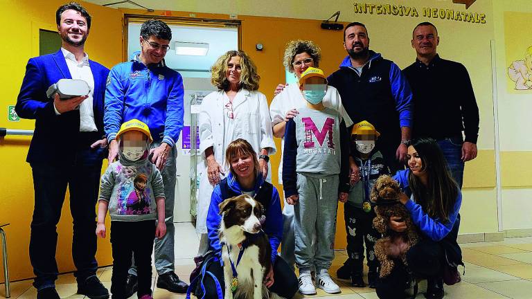 Rimini, cani in reparto e giochi con visori per i bimbi malati Rimini, cani in reparto e giochi con visori per i bimbi malati