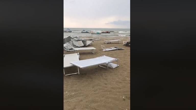 Maltempo a Cervia: volano di nuovo ombrelloni e lettini - VIDEO Maltempo a Cervia: volano di nuovo ombrelloni e lettini - VIDEO