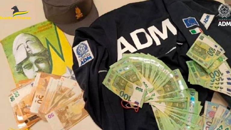 Agenzia delle dogane e Finanza bloccano in aeroporto 40mila euro non dichiarati Agenzia delle dogane e Finanza bloccano in aeroporto 40mila euro non dichiarati