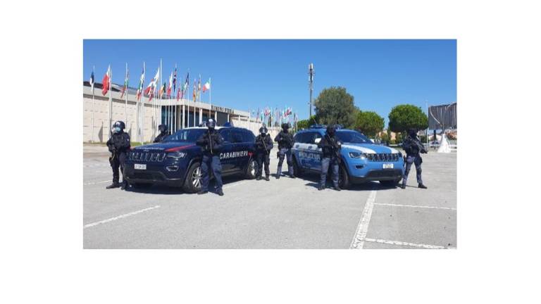 Rimini: due malviventi armati e con ostaggi in fiera. Ma era una esercitazione di Polizia e Carabinieri Rimini: due malviventi armati e con ostaggi in fiera. Ma era una esercitazione di Polizia e Carabinieri