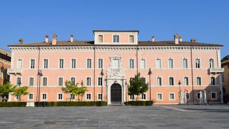 Ravenna, la facciata di palazzo Rasponi si colora di blu in onore dei 30 anni del 118 Ravenna, la facciata di palazzo Rasponi si colora di blu in onore dei 30 anni del 118