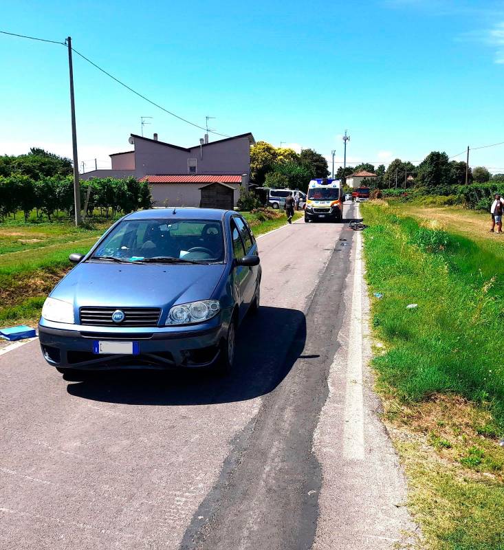 Lugo, incidente: ciclista travolta da un’auto e trascinata per 30 metri, è gravissima all’ospedale - Gallery Lugo, incidente: ciclista travolta da un’auto e trascinata per 30 metri, è gravissima all’ospedale - Gallery