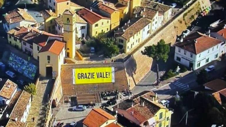 Tavullia, rimosso (causa soprintendenza) lo striscione di Valentino Rossi Tavullia, rimosso (causa soprintendenza) lo striscione di Valentino Rossi