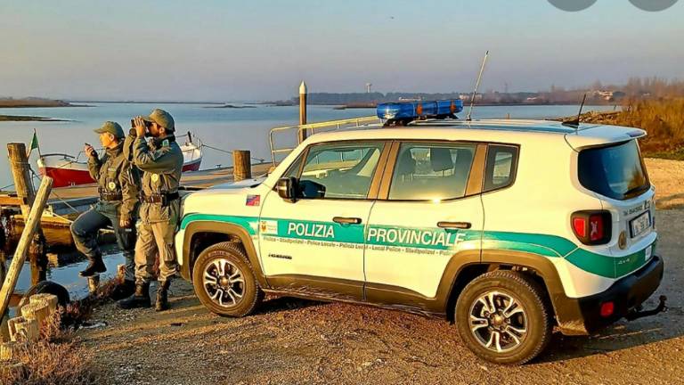 Ravenna, con la motopompa turbo a pescare vongole in area protetta: la polizia li scopre Ravenna, con la motopompa turbo a pescare vongole in area protetta: la polizia li scopre