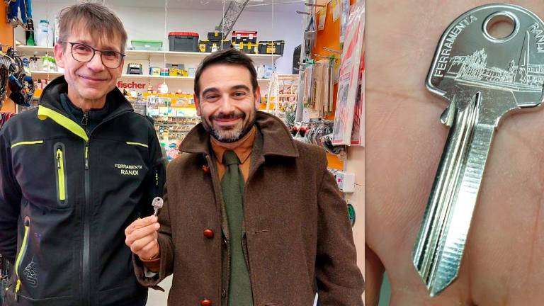 Il sindaco alla ferramenta Randi con il figlio dei proprietari Il sindaco alla ferramenta Randi con il figlio dei proprietari