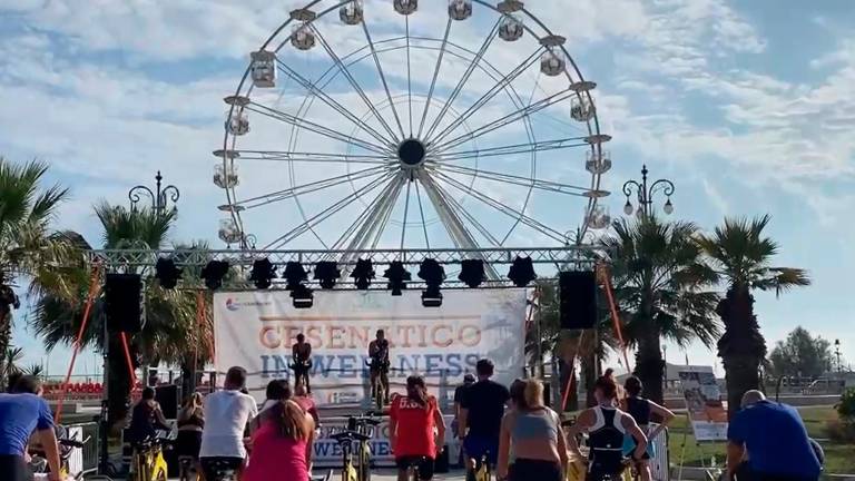 Cesenatico in Wellness: si pedala in piazza Costa come sul Mortirolo VIDEO Cesenatico in Wellness: si pedala in piazza Costa come sul Mortirolo VIDEO