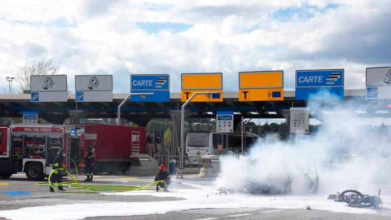 Incendio: auto a fuoco al casello A14 di Rimini sud - VIDEO GALLERY Incendio: auto a fuoco al casello A14 di Rimini sud - VIDEO GALLERY