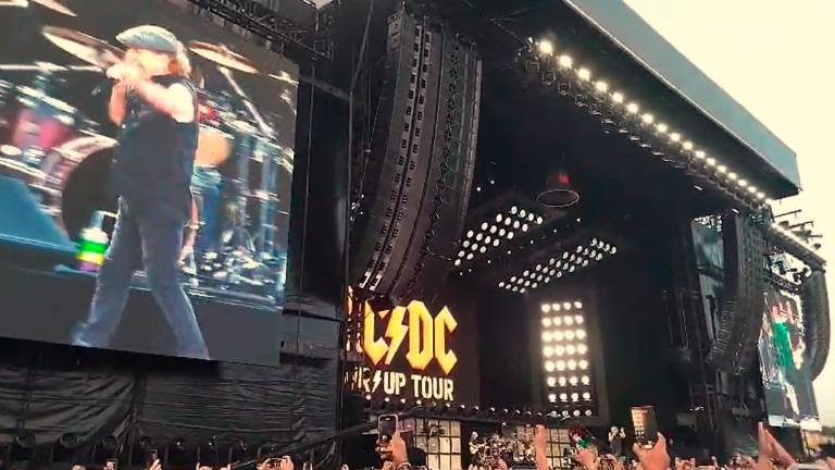 Imola, il concerto degli AC/DC inizia con una dedica a tutto gas. VIDEO Imola, il concerto degli AC/DC inizia con una dedica a tutto gas. VIDEO