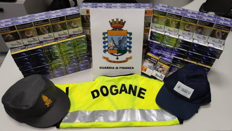 Forlì, signora, apra la valigia: 13 stecche di sigarette di contrabbando all'aeroporto Forlì, signora, apra la valigia: 13 stecche di sigarette di contrabbando all'aeroporto