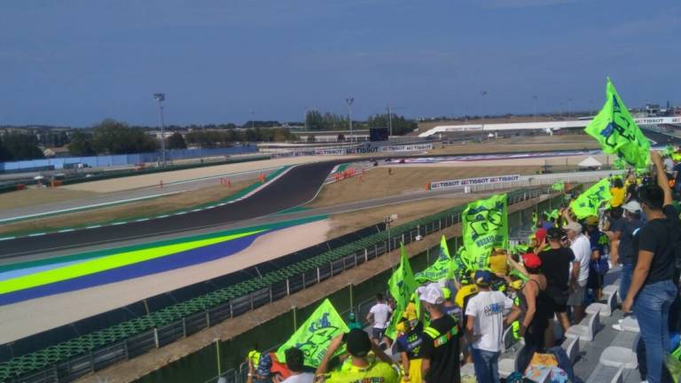 MotoGp, il tifo di Rossi ha ammainato le bandiere a Misano - Video MotoGp, il tifo di Rossi ha ammainato le bandiere a Misano - Video