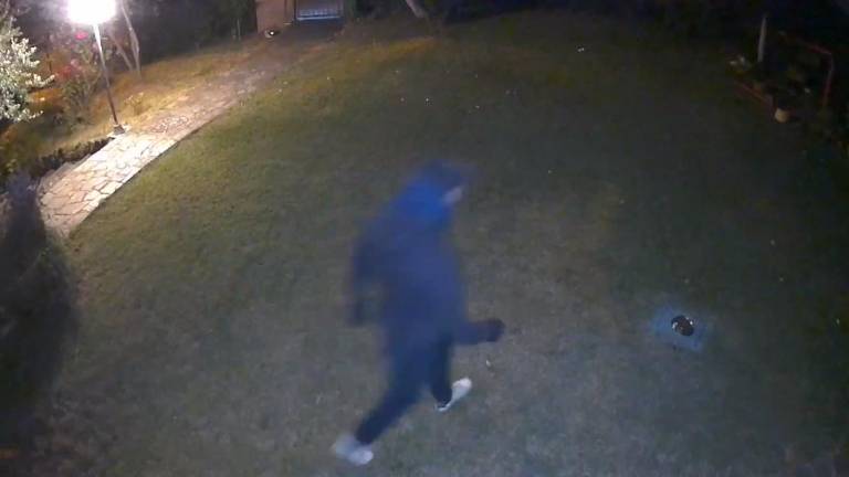 Un ladro ripreso dalle telecamere di una delle abitazioni mentre si aggira nel giardino di una casa Un ladro ripreso dalle telecamere di una delle abitazioni mentre si aggira nel giardino di una casa
