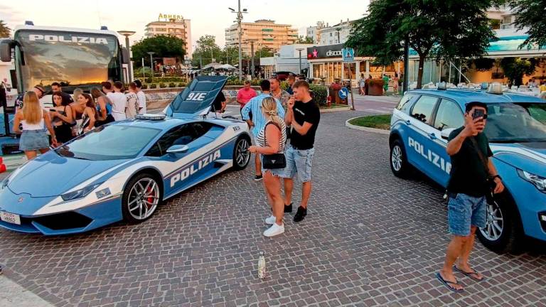 A Riccione il “Pullman azzurro” della Polizia FOTOGALLERY A Riccione il “Pullman azzurro” della Polizia FOTOGALLERY