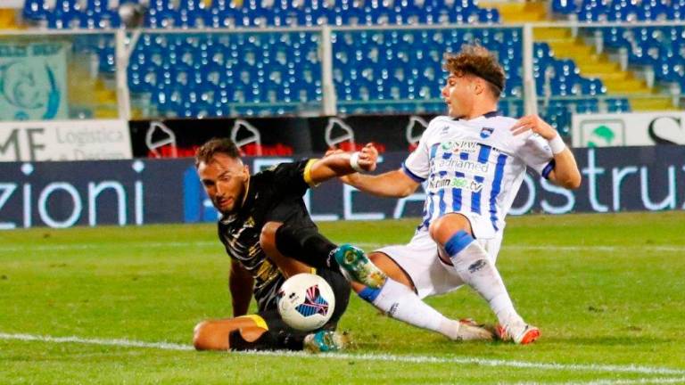 Un duello tra Nicola Pietrangeli ed Edoardo Vergani in Pescara-Rimini 1-1 Un duello tra Nicola Pietrangeli ed Edoardo Vergani in Pescara-Rimini 1-1