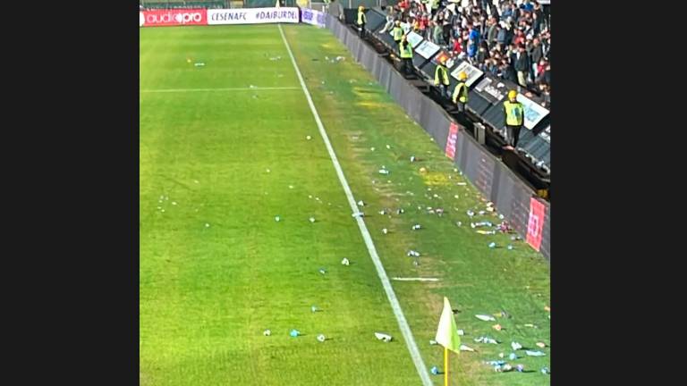 Il campo del Manuzzi dopo l’invasione dei ragazzini della gradinata Il campo del Manuzzi dopo l’invasione dei ragazzini della gradinata