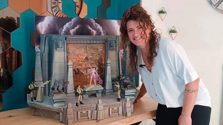 Vanessa Capitini vive a Morciano dove ha un laboratorio con show room: qui con due sue creazioni Vanessa Capitini vive a Morciano dove ha un laboratorio con show room: qui con due sue creazioni