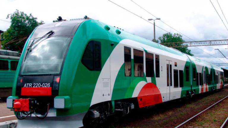 Un treno fermo sui binari di Faenza (foto d’archivio) Un treno fermo sui binari di Faenza (foto d’archivio)