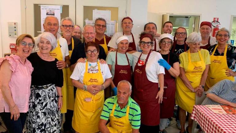 Alcuni volontari e volontarie delle Cucine Popolari Alcuni volontari e volontarie delle Cucine Popolari
