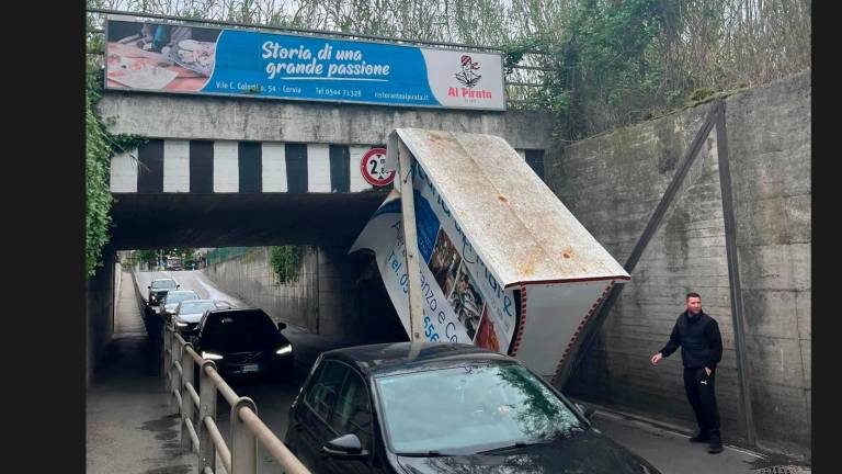 Il camion vela incastrato