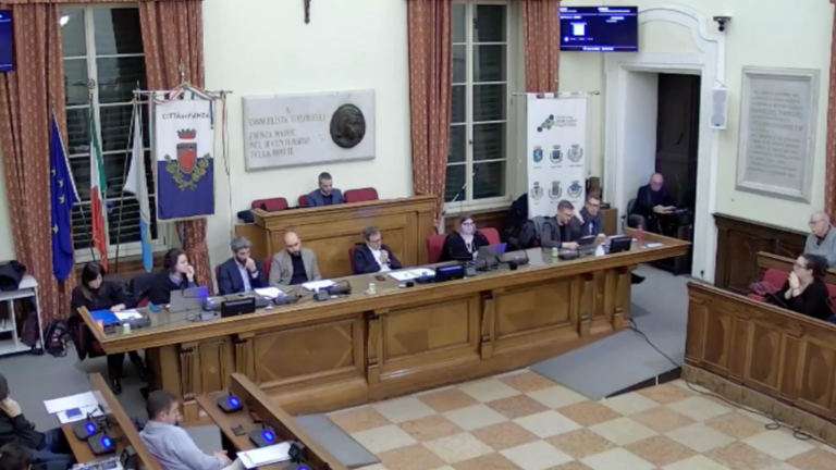 Faenza, aumento degli stipendi di sindaco e assessori: monta la polemica Faenza, aumento degli stipendi di sindaco e assessori: monta la polemica