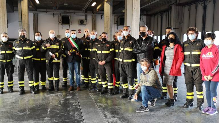 Ravenna, per il sindaco De Pascale un casco autografato dai Vigili del Fuoco Ravenna, per il sindaco De Pascale un casco autografato dai Vigili del Fuoco