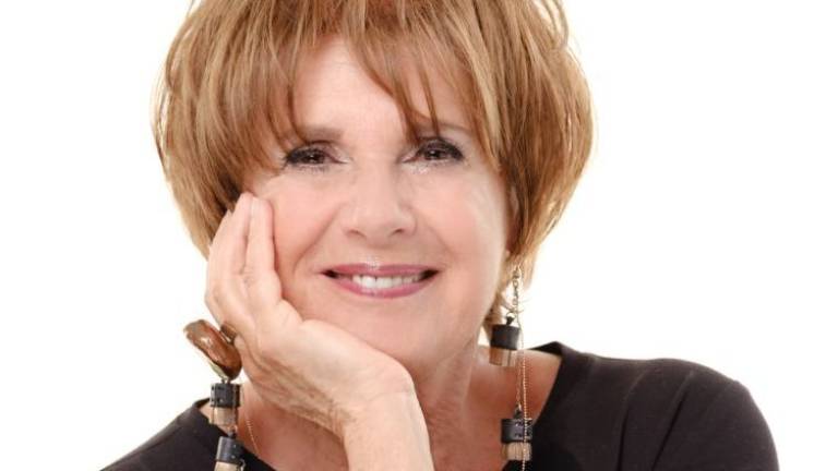 Lella Costa è La vedova Socrate per i 100 anni di Franca Valeri Lella Costa è La vedova Socrate per i 100 anni di Franca Valeri