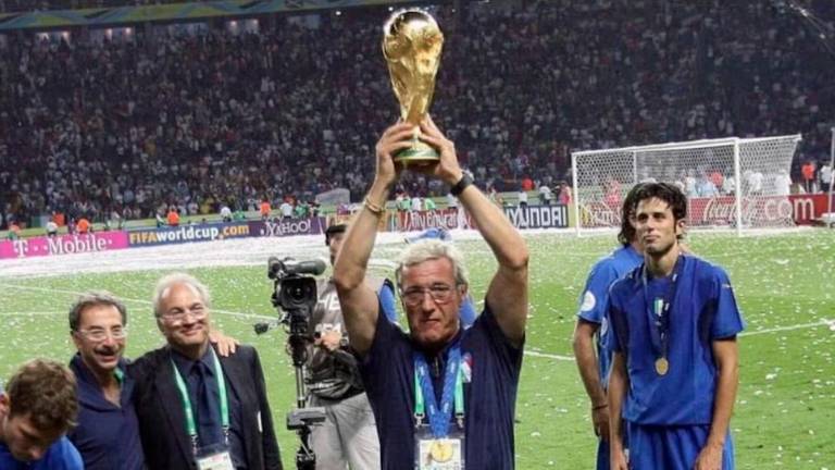 Marcello Lippi con la coppa del mondo nel 2006. Alla sua destra, Francesco Tagliente, all’epoca responsabile della sicurezza della nazionale Marcello Lippi con la coppa del mondo nel 2006. Alla sua destra, Francesco Tagliente, all’epoca responsabile della sicurezza della nazionale
