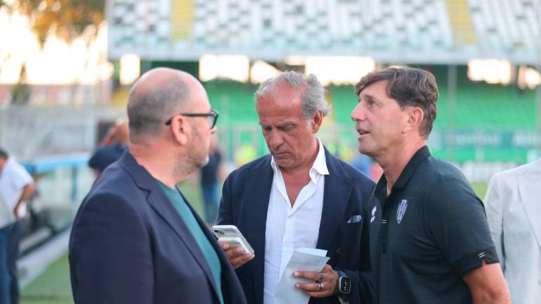 Il diesse Fusco tra il direttore generale Di Taranto e il tecnico Mignani (Zanotti) Il diesse Fusco tra il direttore generale Di Taranto e il tecnico Mignani (Zanotti)