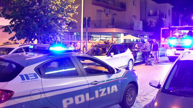 “Vi ammazzo tutti”: si rifiuta di pagare e danneggia il kebab, poi aggredisce i poliziotti a Rimini e viene arrestato “Vi ammazzo tutti”: si rifiuta di pagare e danneggia il kebab, poi aggredisce i poliziotti a Rimini e viene arrestato