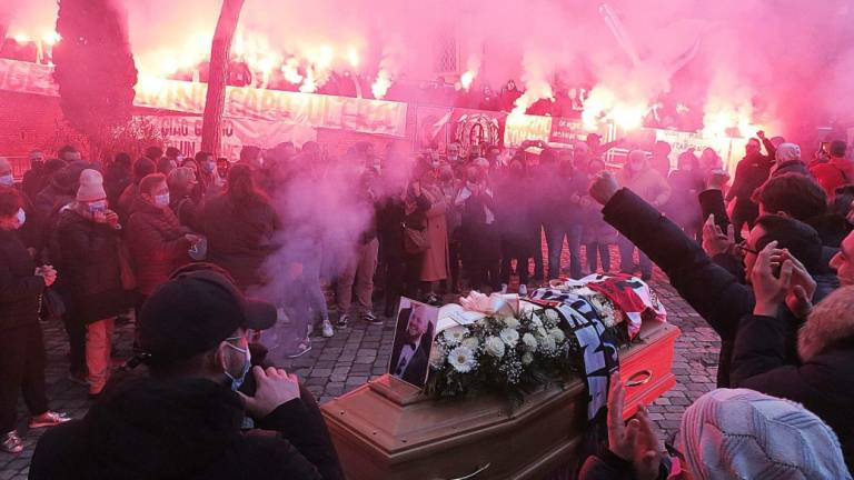 Santarcangelo, fumogeni e tifo da stadio al funerale di Gavino Santarcangelo, fumogeni e tifo da stadio al funerale di Gavino