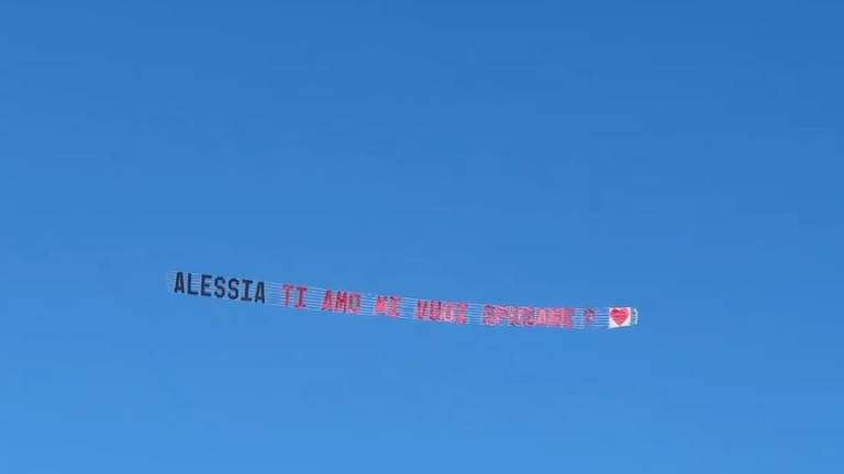 Rimini. Proposta di matrimonio in aereo sulla spiaggia VIDEO Rimini. Proposta di matrimonio in aereo sulla spiaggia VIDEO