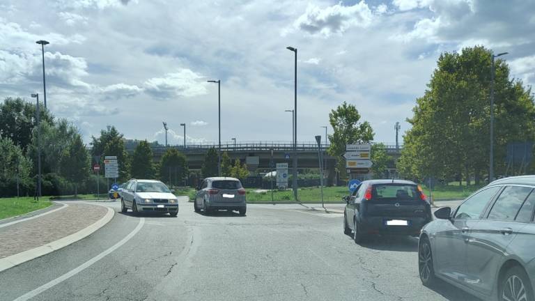 Cesena, auto contromano sulla rotonda Montefiore e clacson a raffica Cesena, auto contromano sulla rotonda Montefiore e clacson a raffica