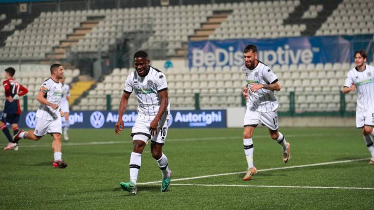 Sopra l’esultanza di Jonathan Bumbu, ora al Gubbio, dopo il gol all’ArezzoA destra Augustus Kargbo festeggia il gol realizzato lunedì al Sestri Levante Sopra l’esultanza di Jonathan Bumbu, ora al Gubbio, dopo il gol all’ArezzoA destra Augustus Kargbo festeggia il gol realizzato lunedì al Sestri Levante