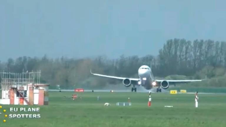 Il turbolento atterraggio all’aeroporto di Dublino dell’aereo con a bordo gli studenti dell’Itis di Imola Il turbolento atterraggio all’aeroporto di Dublino dell’aereo con a bordo gli studenti dell’Itis di Imola